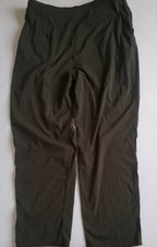 Pantalón tela tipo impermeable con camiseta