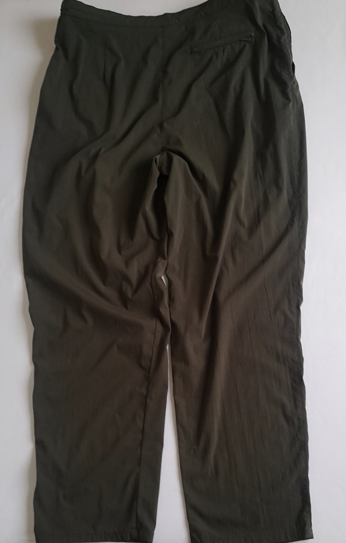 Pantalón tela tipo impermeable con camiseta
