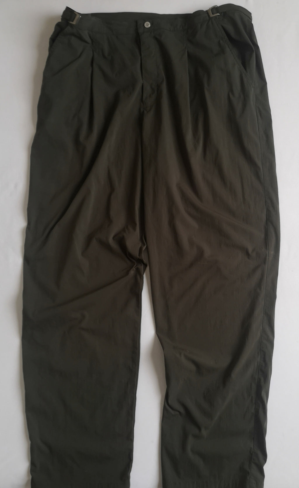 Pantalón tela tipo impermeable con camiseta