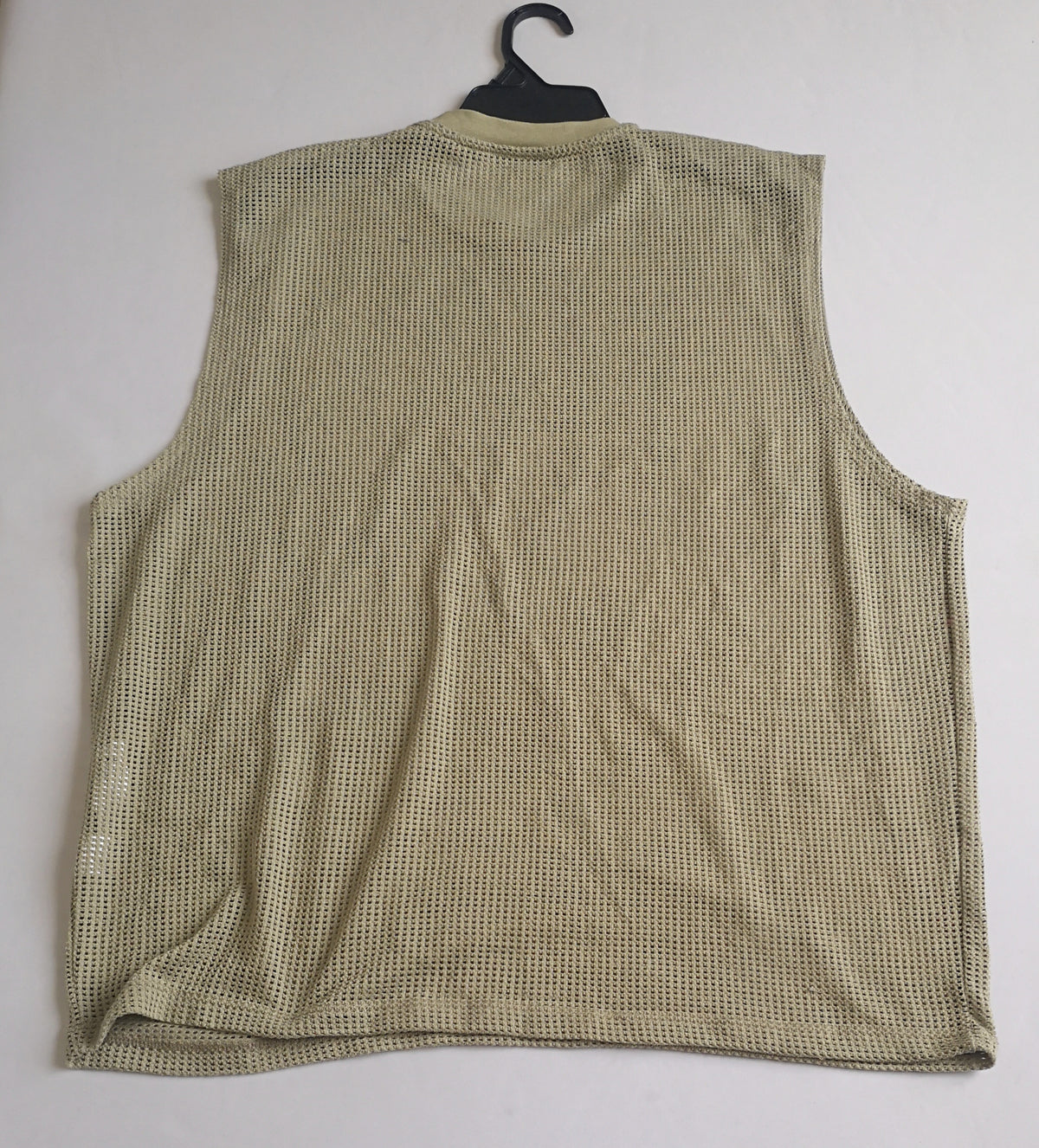 Pantalón tela tipo impermeable con camiseta
