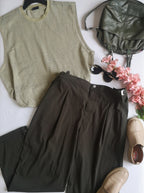 Pantalón tela tipo impermeable con camiseta