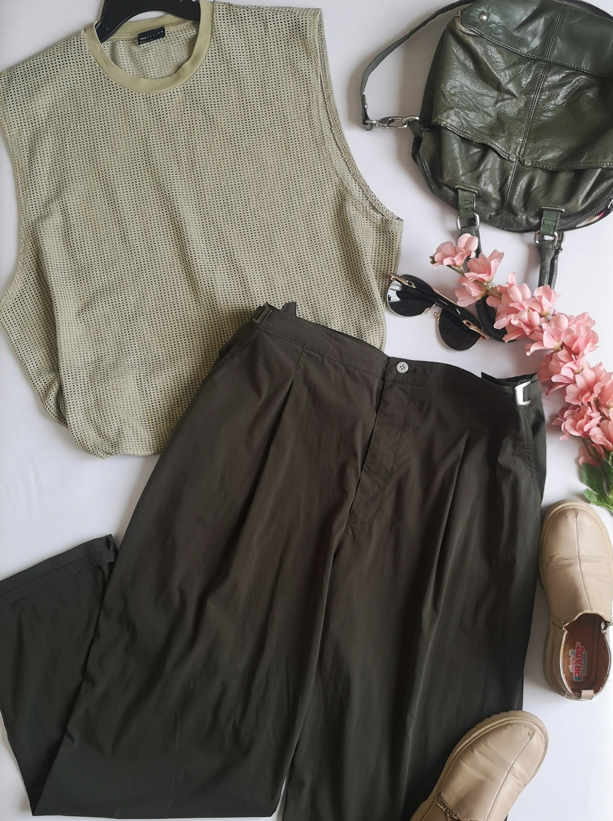 Pantalón tela tipo impermeable con camiseta