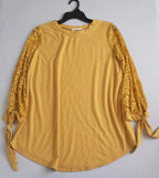 Blusa con encaje y pantalón wide leg