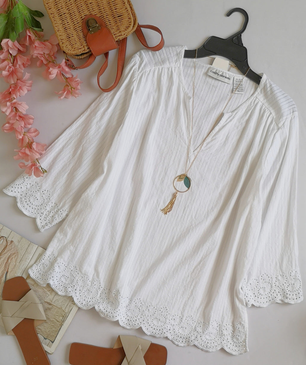 Blusa de algodón bordada de abajo incluye collar