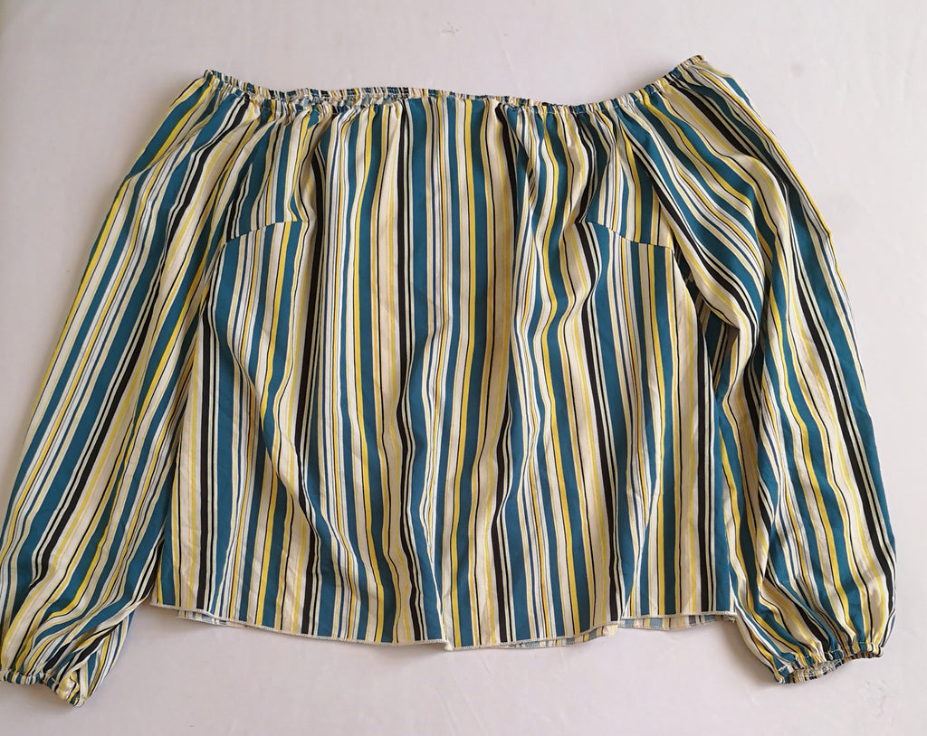 Pantalón de gabardina con blusa hombros descubiertos ⚓