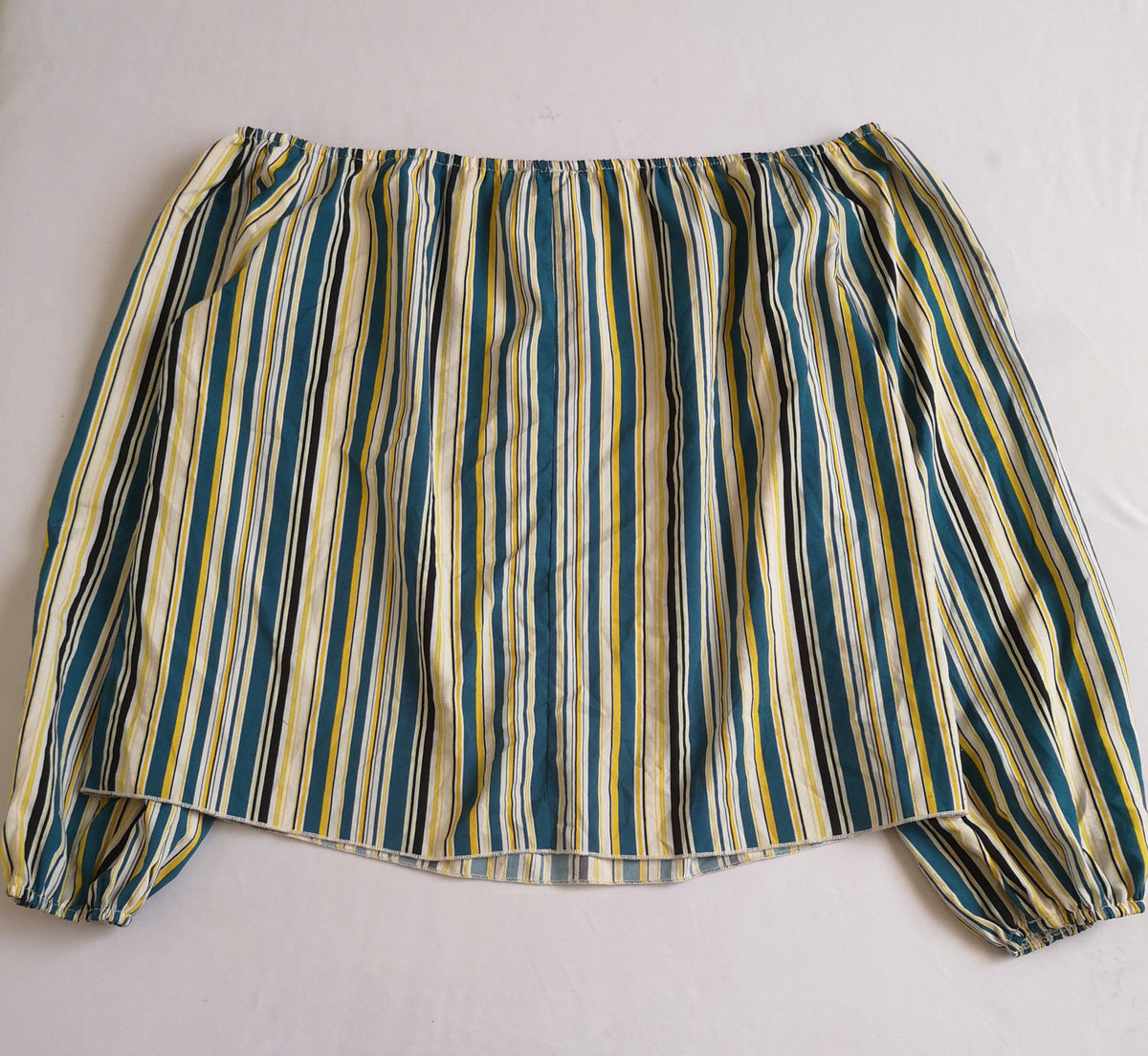 Pantalón de gabardina con blusa hombros descubiertos ⚓