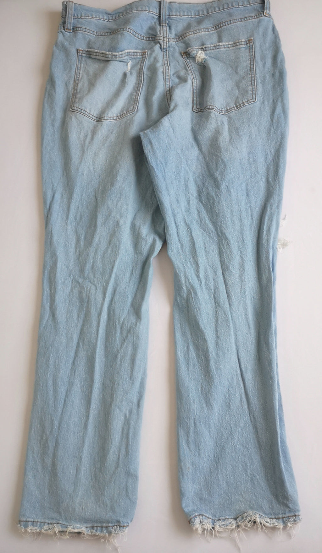 Maxiblusa con bolitas y jeans estilo vintage de los 90s