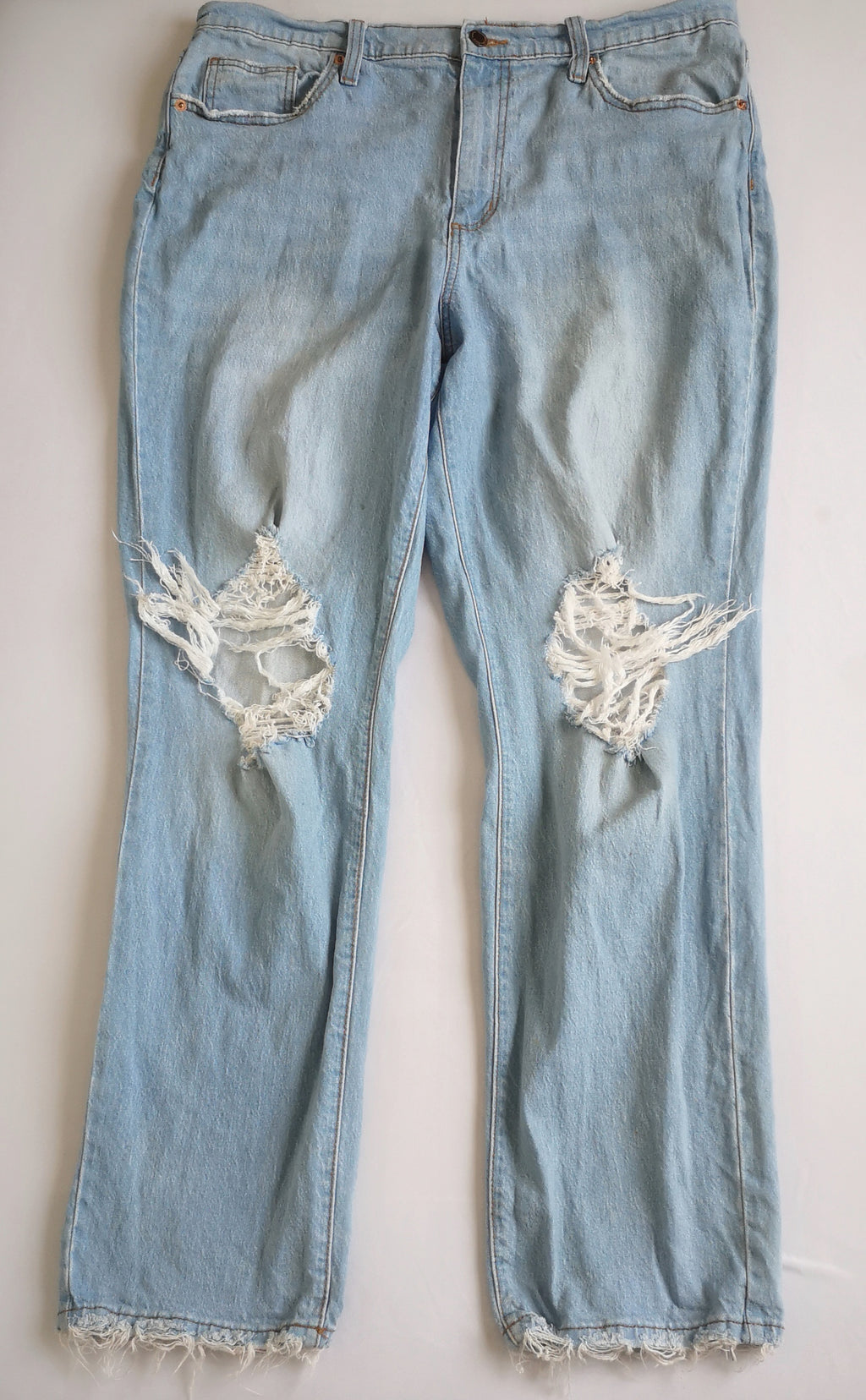 Maxiblusa con bolitas y jeans estilo vintage de los 90s