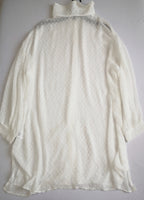 Maxiblusa con bolitas y jeans estilo vintage de los 90s