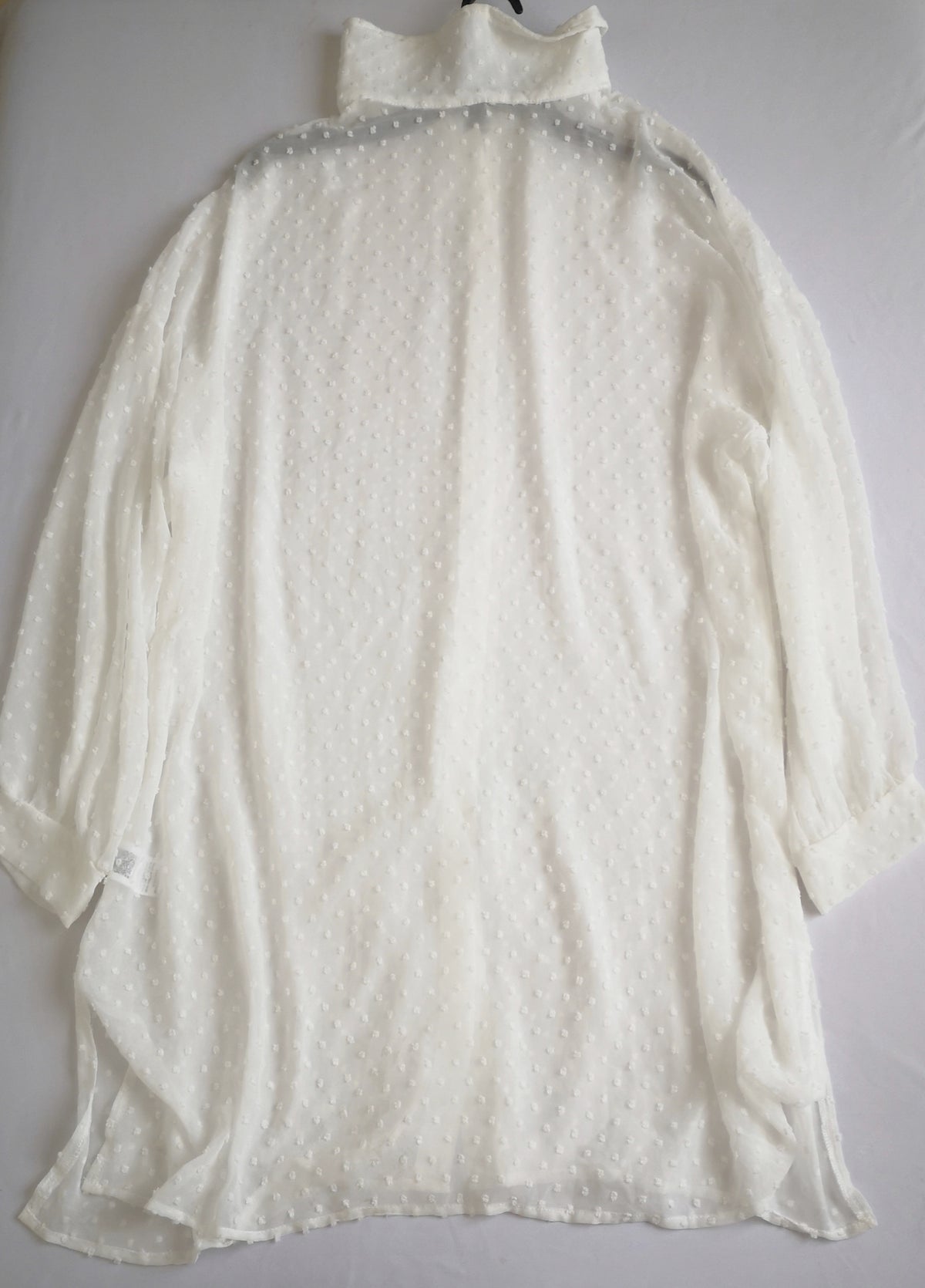 Maxiblusa con bolitas y jeans estilo vintage de los 90s