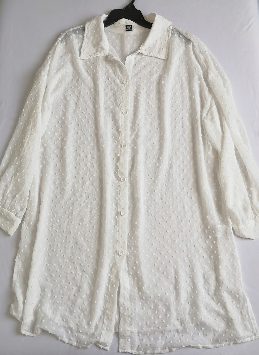 Maxiblusa con bolitas y jeans estilo vintage de los 90s