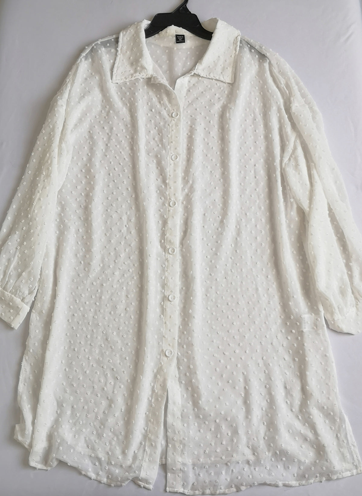 Maxiblusa con bolitas y jeans estilo vintage de los 90s