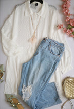 Maxiblusa con bolitas y jeans estilo vintage de los 90s