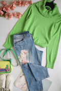 Jeans corto con sueter cuello ancho c