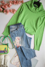 Jeans corto con sueter cuello ancho c