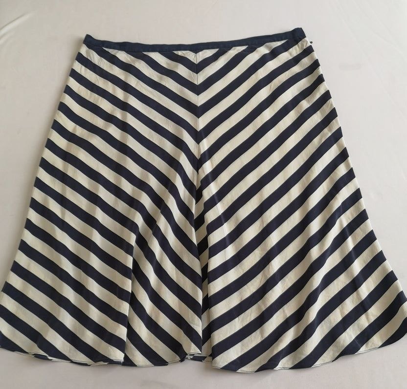 Falda midi de seda con blusa cuello alto