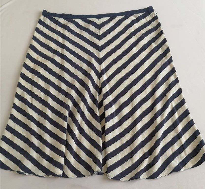 Falda midi de seda con blusa cuello alto