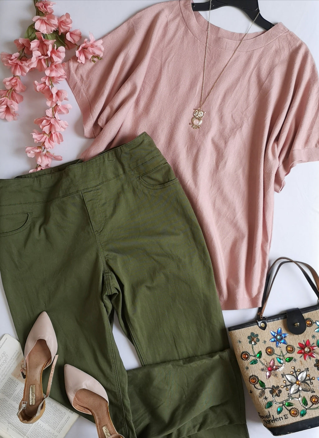 Blusa con botones atrás con pantalón corte recto