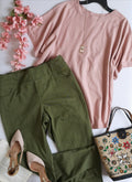 Blusa con botones atrás con pantalón corte recto