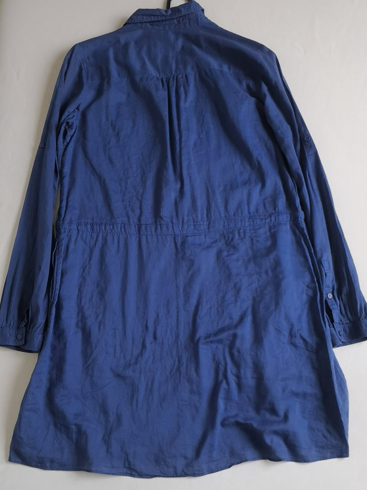 Vestido camisero con bolsas a los lados incluye collar