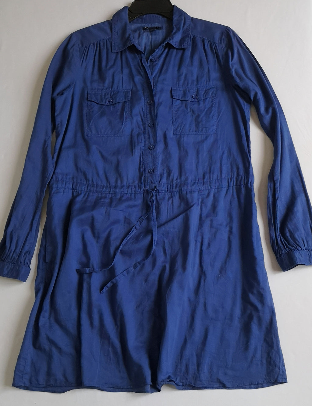 Vestido camisero con bolsas a los lados incluye collar