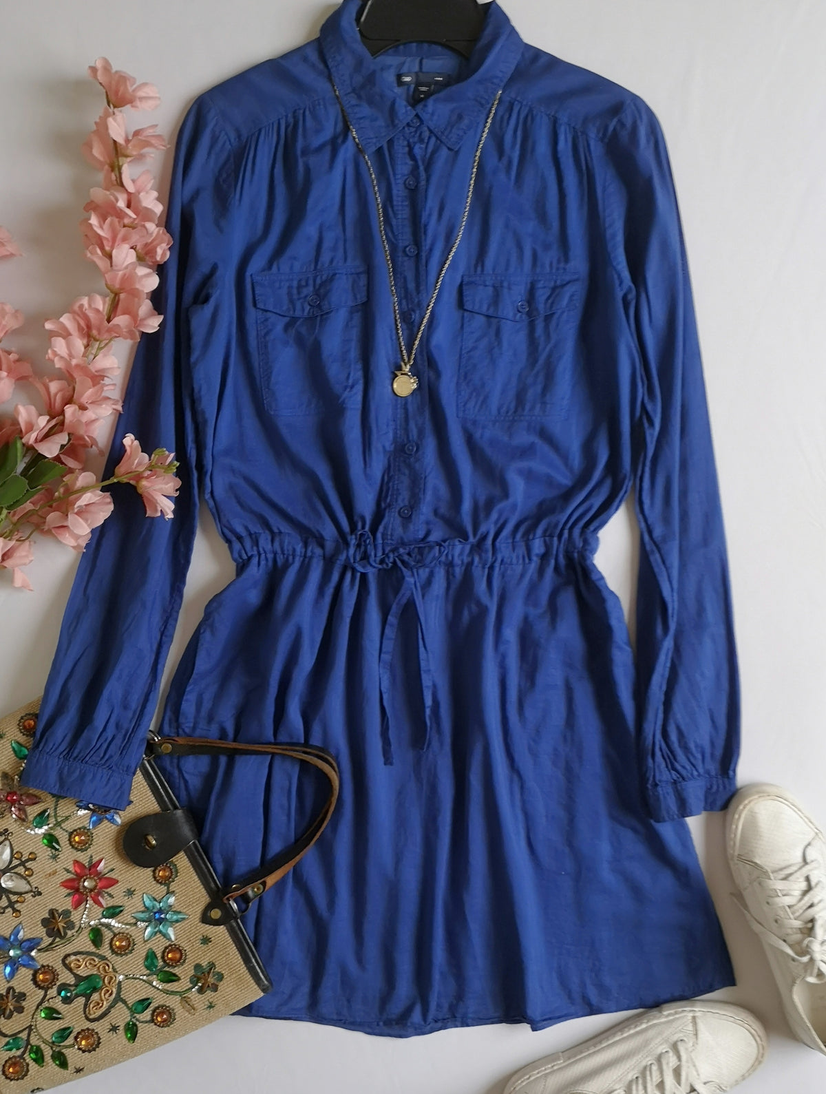 Vestido camisero con bolsas a los lados incluye collar