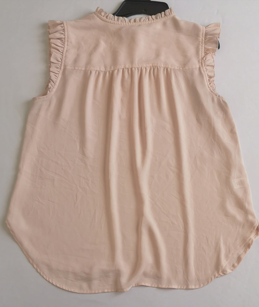 Falda a la rodilla con blusa de chifon