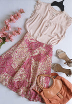 Falda a la rodilla con blusa de chifon