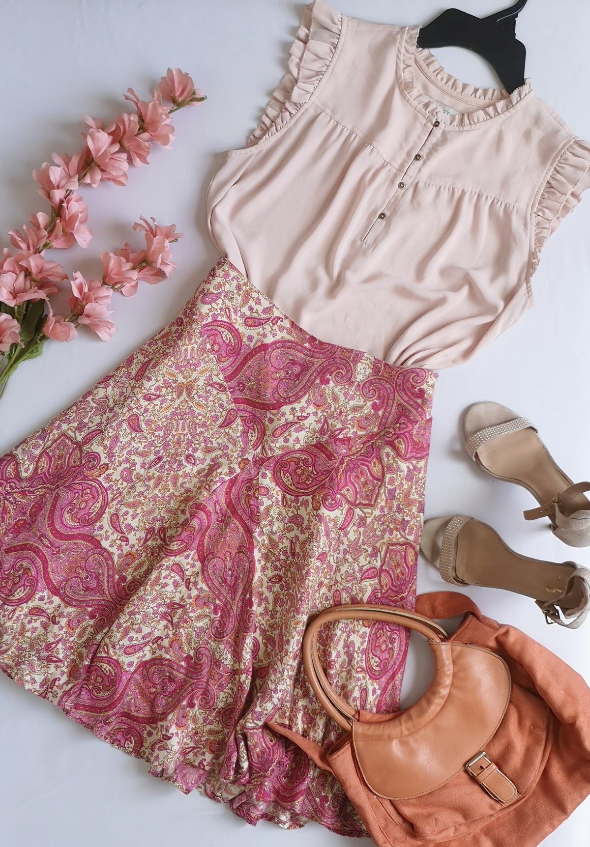Falda a la rodilla con blusa de chifon