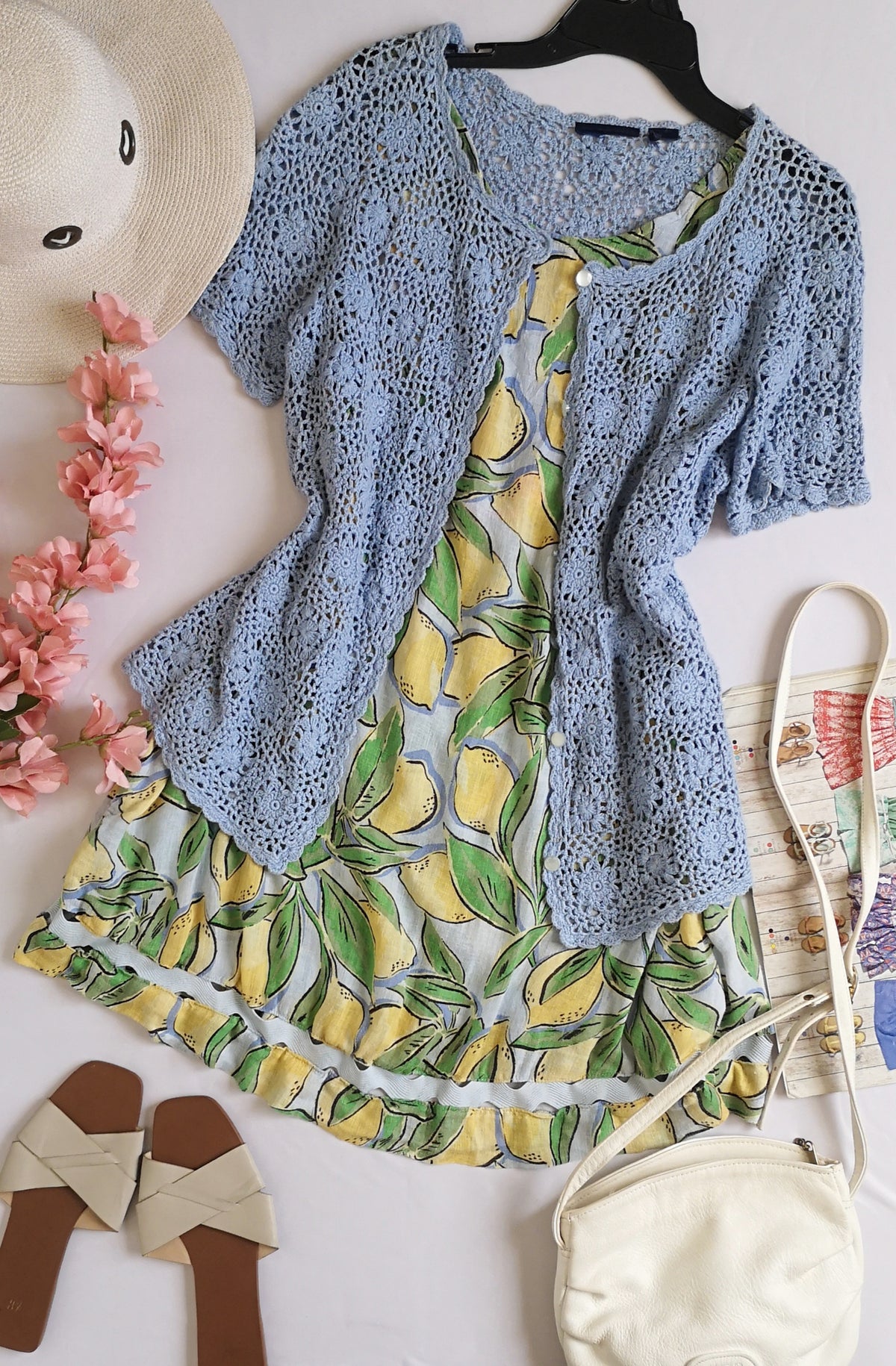 Vestido con bolsas a los lados con cardigan tipo crochet
