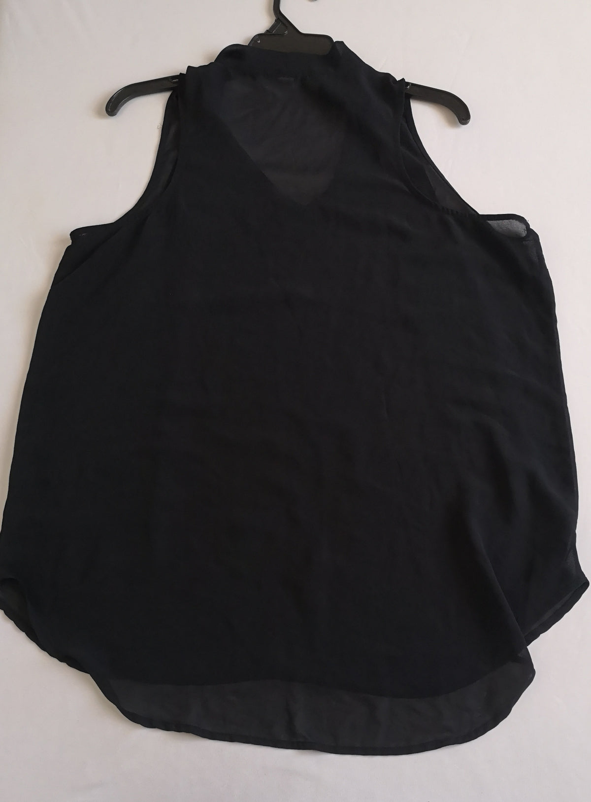 Falda arriba del tobillo y blusa de chifon con moña ❤️