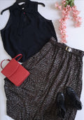 Falda arriba del tobillo y blusa de chifon con moña ❤️