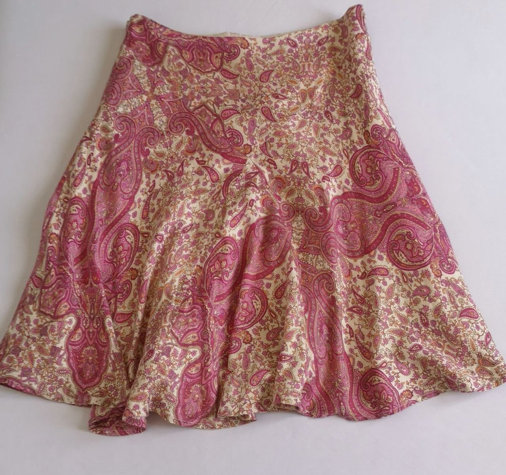 Falda a la rodilla con blusa de chifon