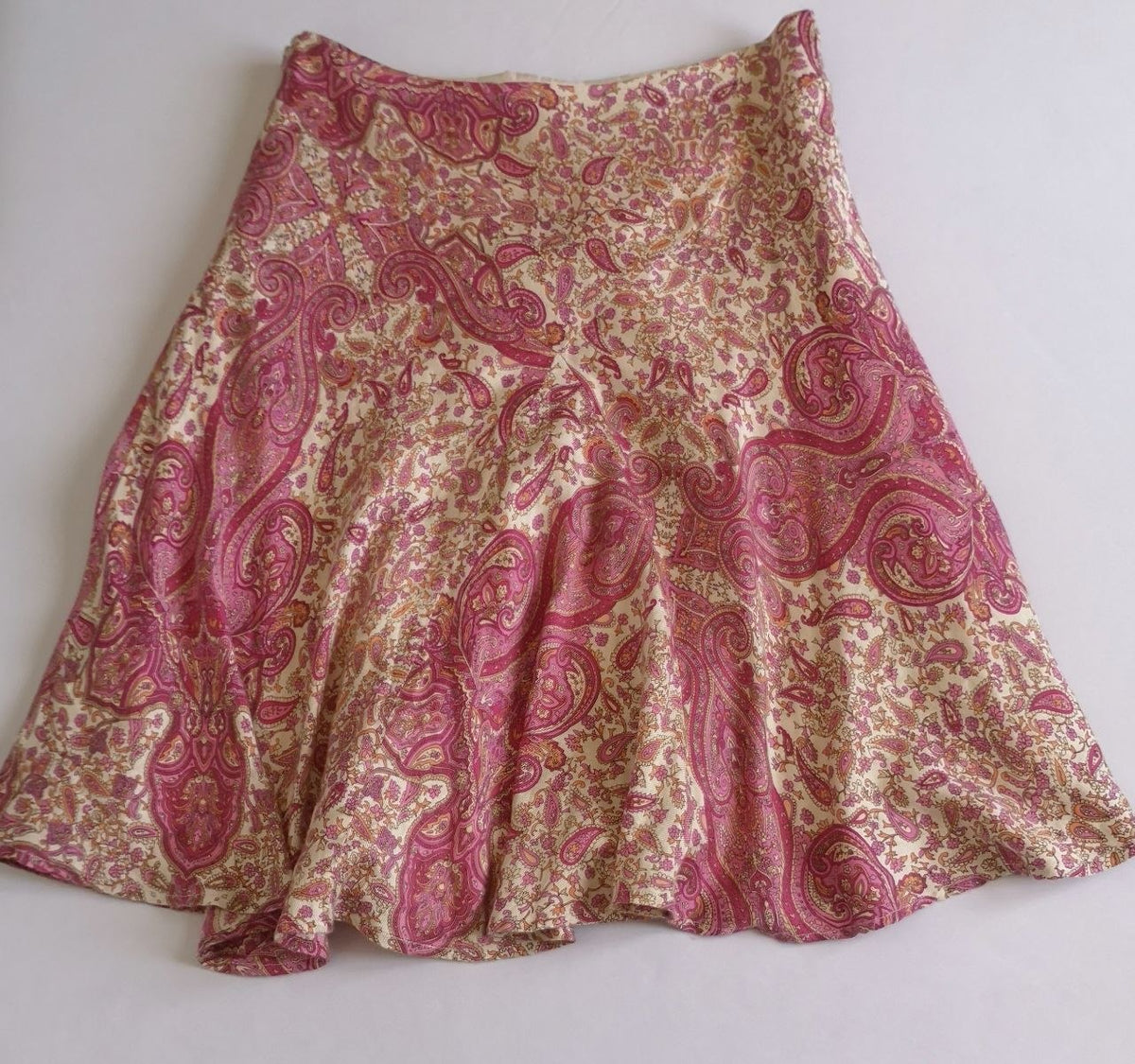 Falda a la rodilla con blusa de chifon