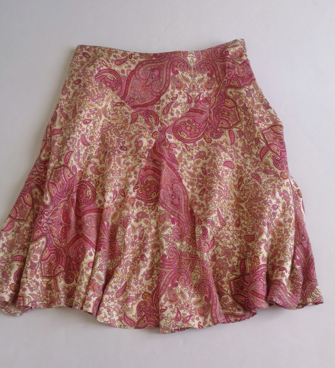 Falda a la rodilla con blusa de chifon