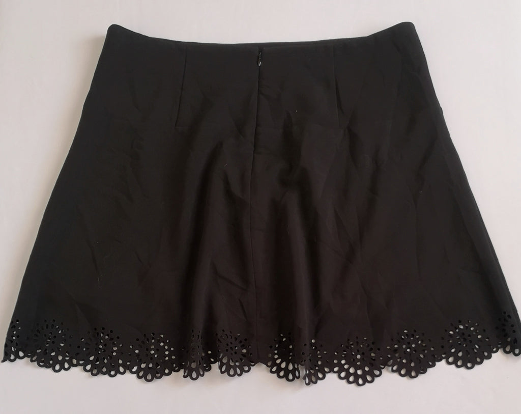 Sueter con zipper atrás y falda con adorno abajo