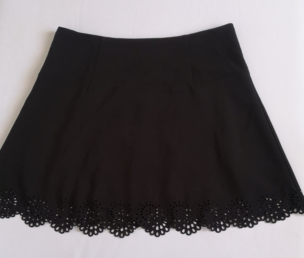 Sueter con zipper atrás y falda con adorno abajo