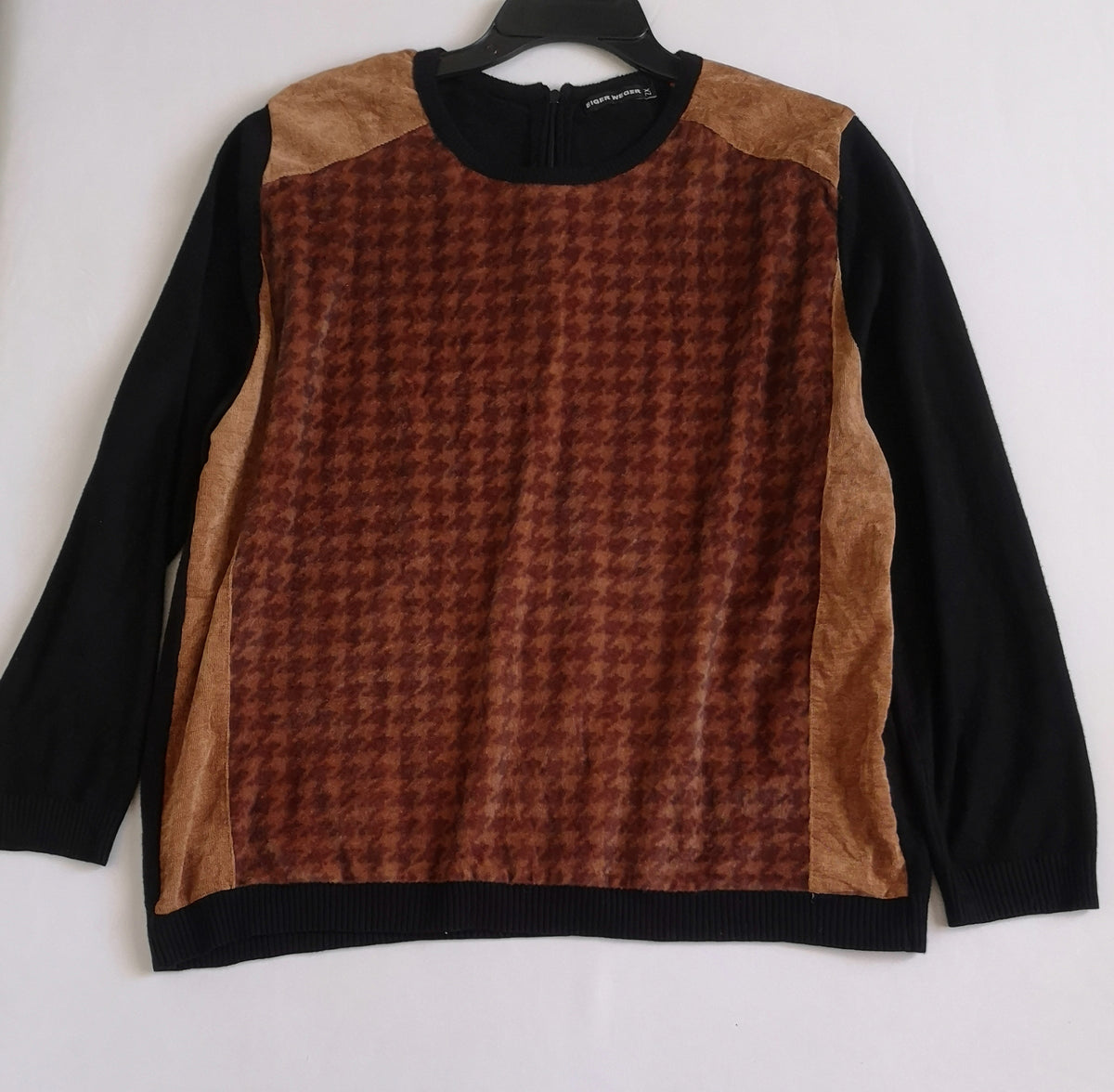 Sueter con zipper atrás y falda con adorno abajo