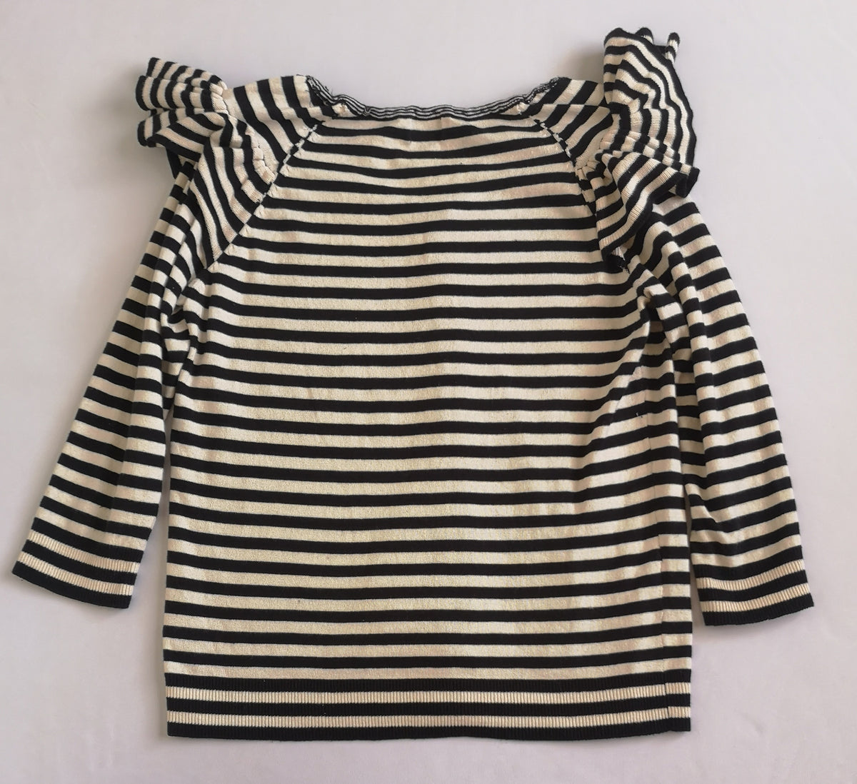 Pantalón de gabardina y sueter con olanes