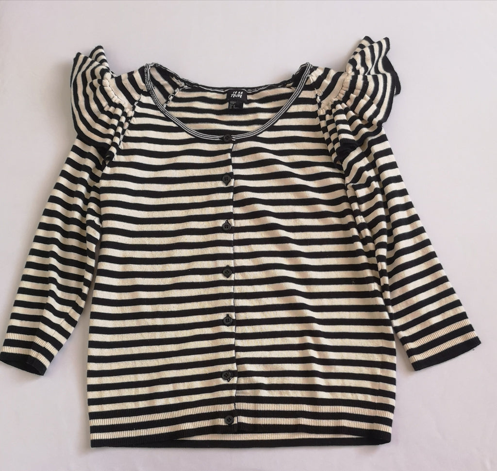 Pantalón de gabardina y sueter con olanes