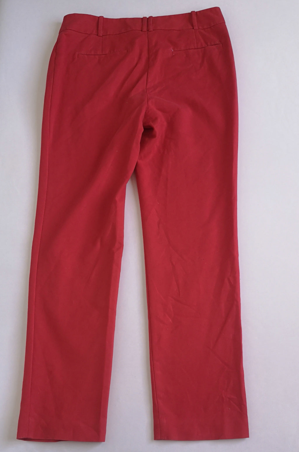 Pantalón de gabardina y sueter con olanes
