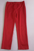 Pantalón de gabardina y sueter con olanes