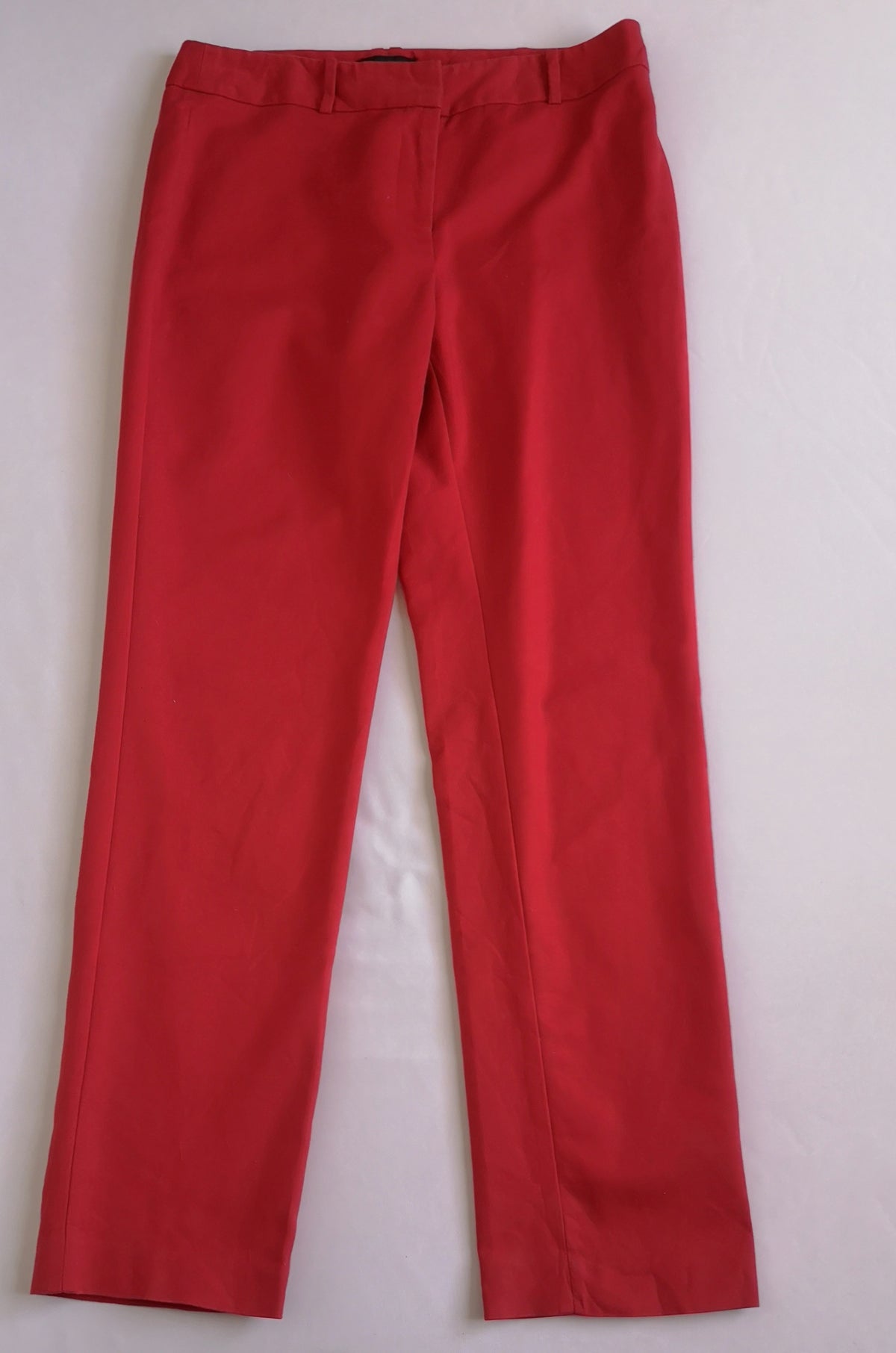 Pantalón de gabardina y sueter con olanes