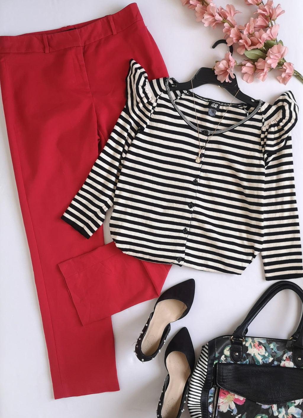 Pantalón de gabardina y sueter con olanes