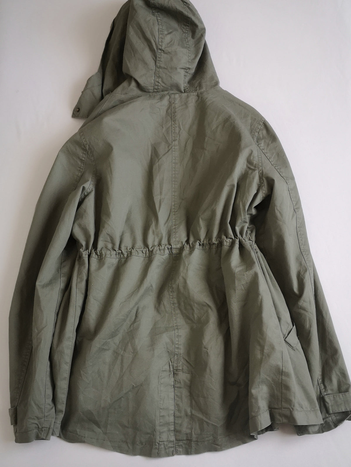 Parka con cinta para ajustar