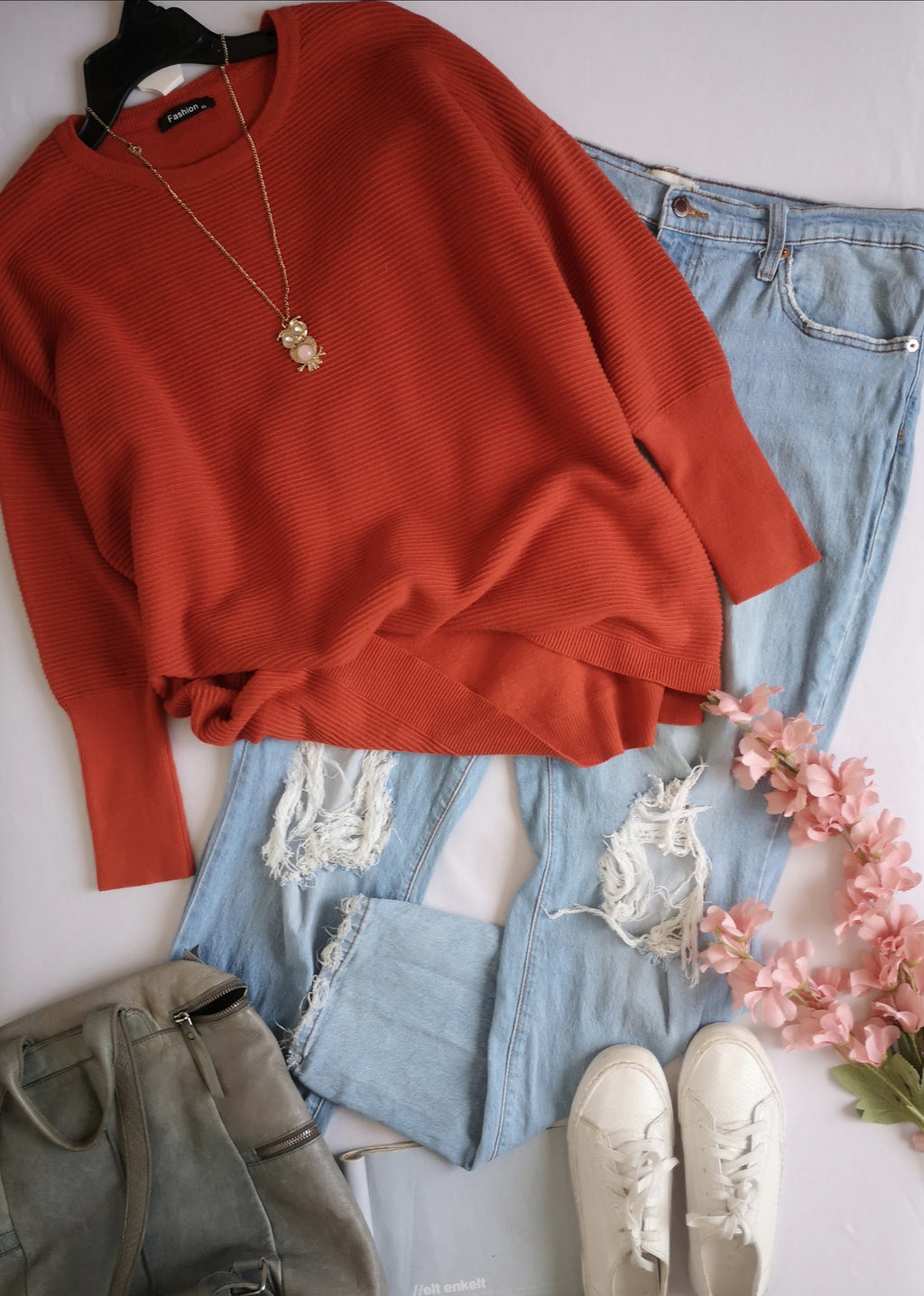 Jeans rasgado con sueter acanalado