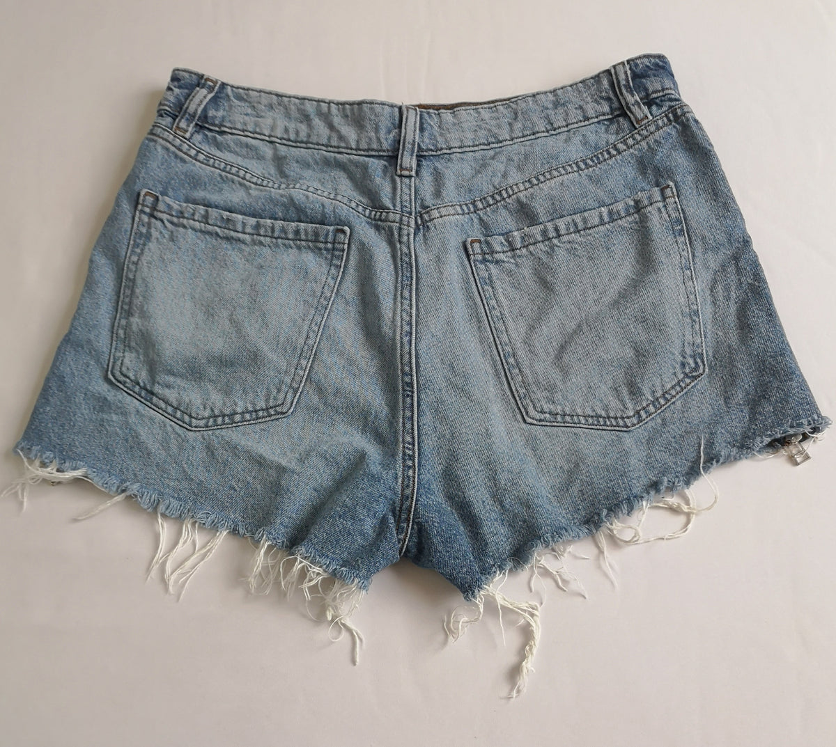 Blusa de chifon y short con zipper a los lados