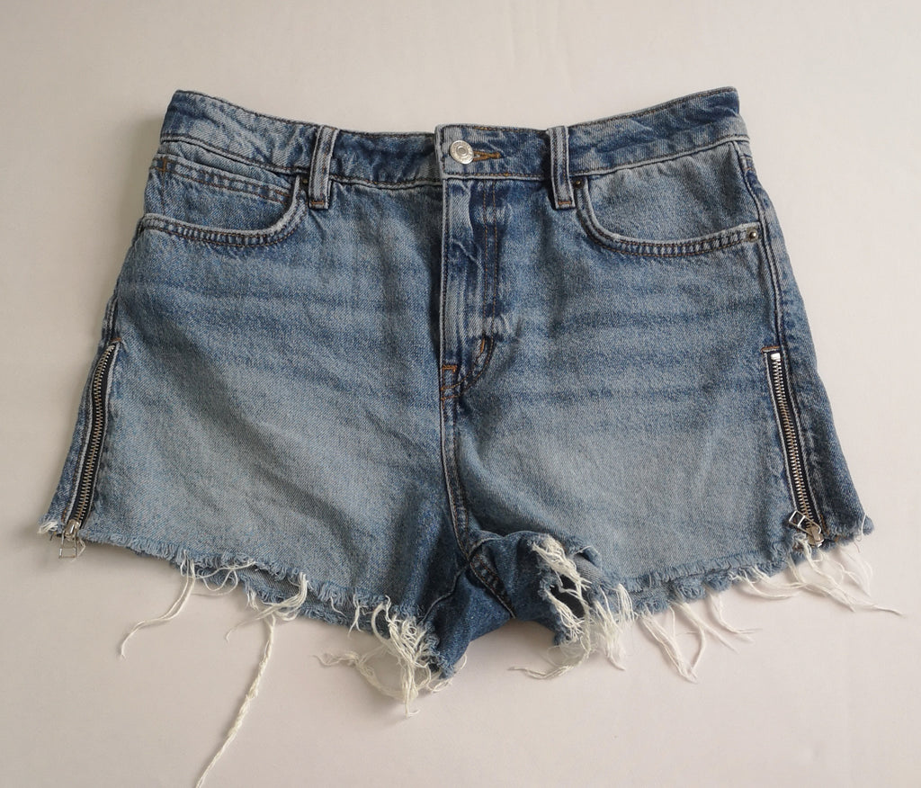 Blusa de chifon y short con zipper a los lados