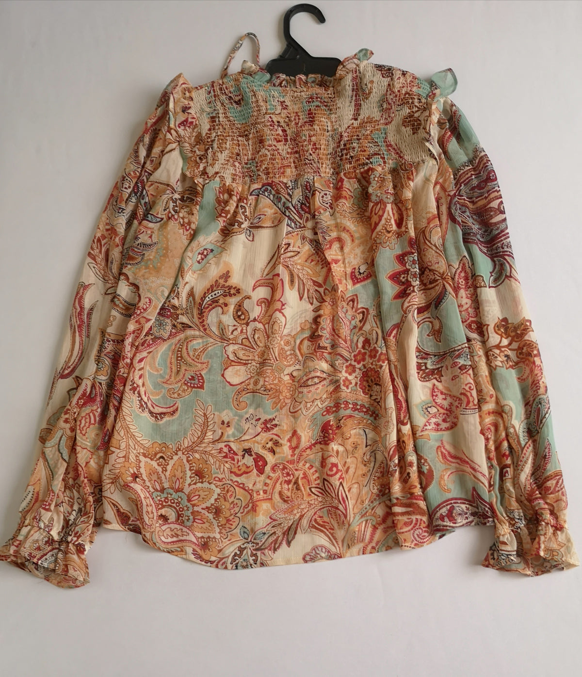 Blusa de chifon y short con zipper a los lados
