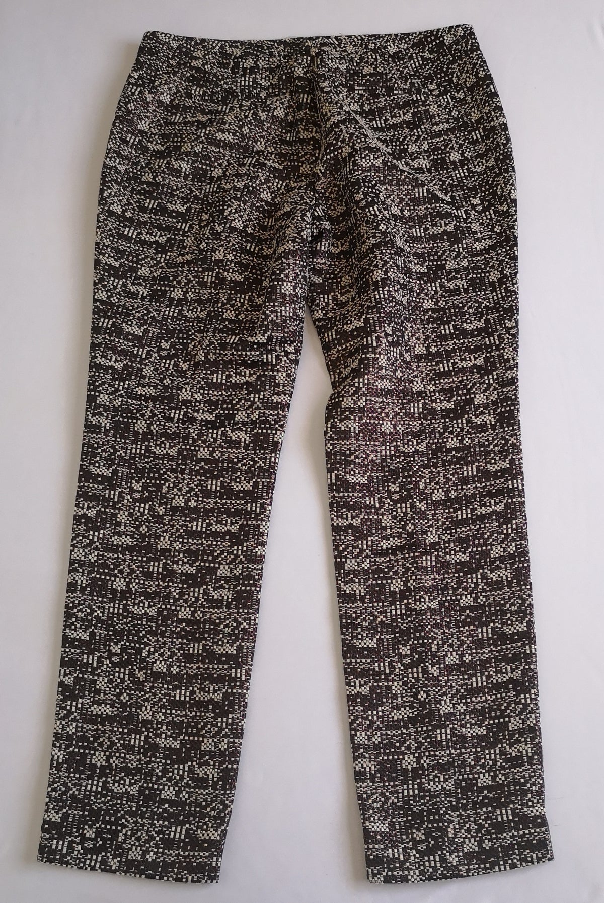 Pantalón corte recto con blusa hombros descubiertos